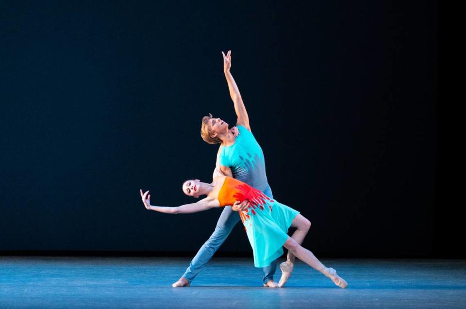 Nicole Stalker y Brooks Landegger en “Resplendent Fantasy”, coreografía de Amy Hall Garner.