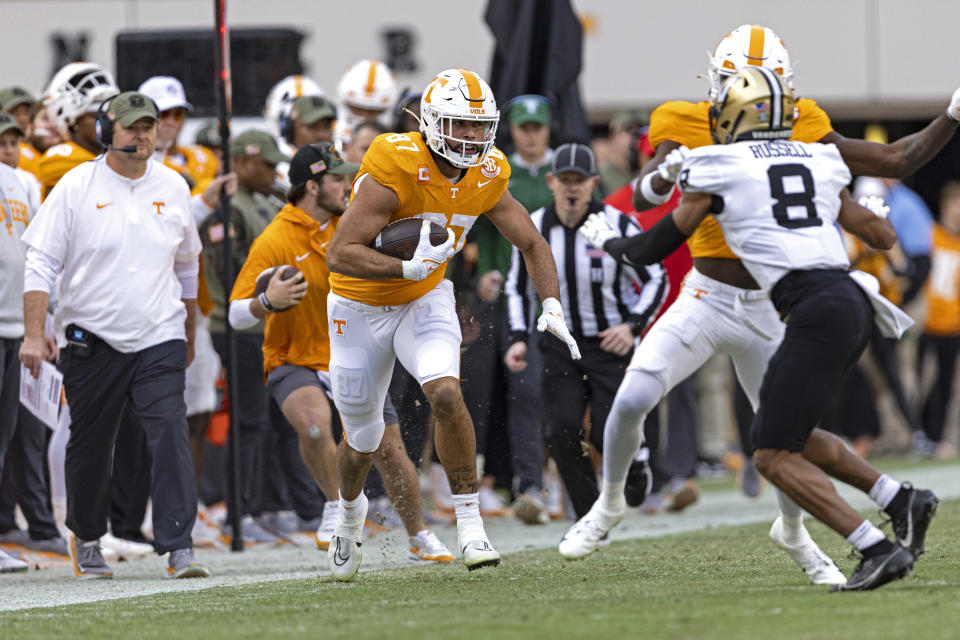 Tennessee tight end Jacob Warren (87) runs for yardage after making a catch during the first half of an NCAA college football game against Vanderbilt Saturday, Nov. 25, 2023, in Knoxville, Tenn. (AP Photo/Wade Payne)