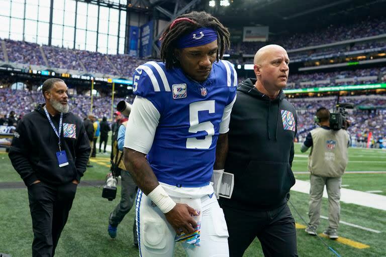 El quarterback Anthony Richardson (5), de los Colts de Indianápolis, sale del campo después de resultar lesionado del hombro derecho durante la primera mitad del partido de la NFL en contra de los Titans de Tennessee