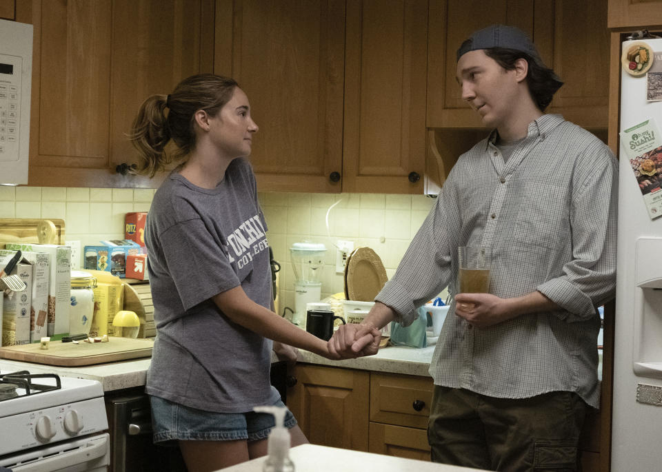 En esta imagen proporcionada por Sony Pictures, Shailene Woodley, izquierda, y Paul Dano en una escena de "Dumb Money". (Claire Folger/Sony Pictures vía AP)