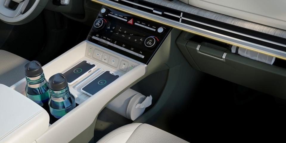 鞍座與控台相連的一體式設計讓車艙看來更為大器，碩大的置物空間也是一大亮點。