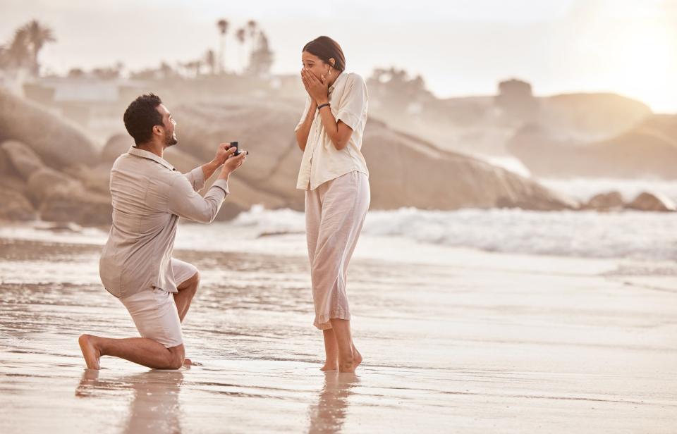 Viele Menschen machen eine Menge Fehler, bevor sie sich trauen, um die Hand ihres Partners anzuhalten. - Copyright: PeopleImages / Getty Images