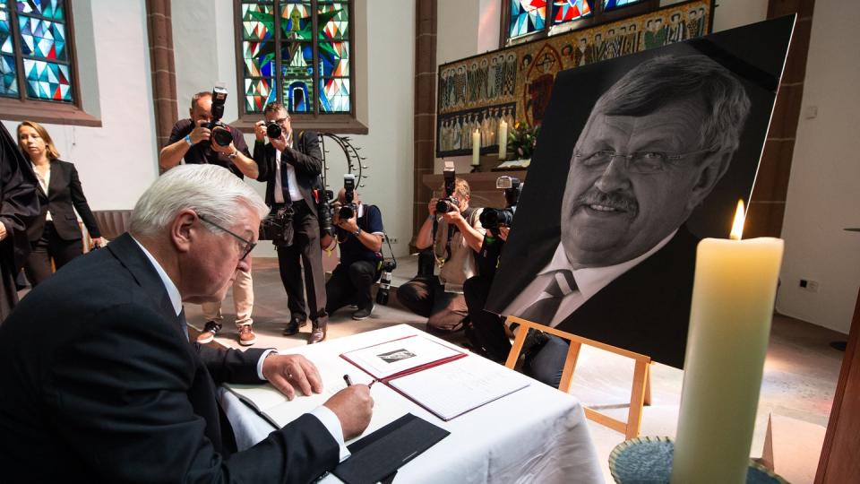 Bundespräsident Frank-Walter Steinmeier trägt sich in Kassel in ein Kondolenzbuch für den ermordeten Walter Lübcke ein. Foto: Swen Pförtner