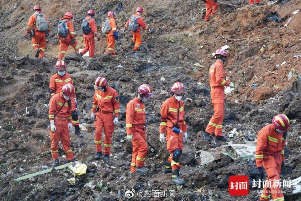 消防隊派出大量人員進行搜救。（圖／翻攝自封面新聞微博）