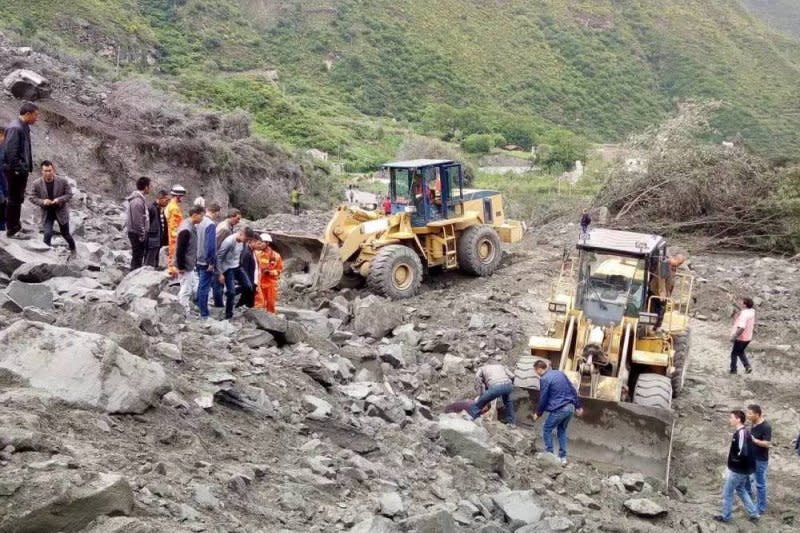 四川茂縣疊溪鎮發生山體垮塌，傳出百餘人被活埋。