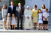 Con trenzas y vestida de blanco, así acudió al encuentro de la Casa Real con el papa Benedicto XVI. (Foto: Javier Soriano / AFP via Getty Images)