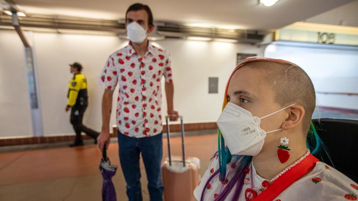 PHOTO: Michael Nason and Donna Nason wear face masks in Union Station, Aug. 31, 2023, in Los Angeles. (Francine Orr/Los Angeles Times via Getty Images)