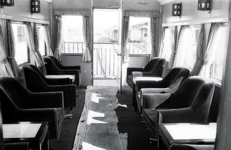 國人熟悉的莒光號火車，正是由唐榮鐵工廠生產製造。圖為1975年時首批莒光號。（圖／報系資料庫）