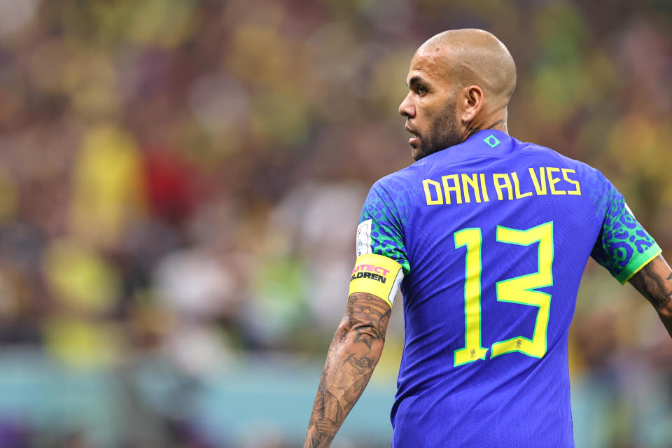 Dani Alves capitaneó a la Selección de Brasil en el tercer partido de fase de grupos en Qatar 2022 (Foto: Robbie Jay Barratt - AMA/Getty Images)