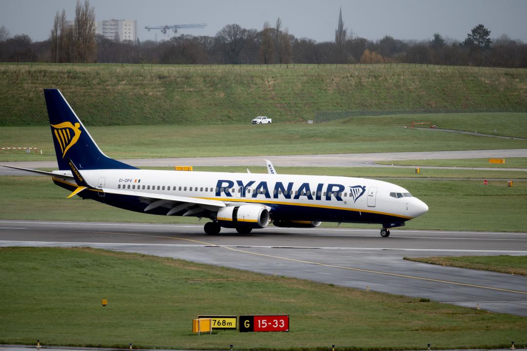 Ryanair Boeing 737-8AS landing at Birmingham Airport, UK (EI-DPV)