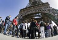 Tagtäglich kommen jedoch so viele Menschen zum Eiffelturm, dass es im Klartext vor allem eines heißt: Stundenlanges Anstehen, bis das Wahrzeichen von Paris erklommen werden kann. (Bild-Copyright: dpa)