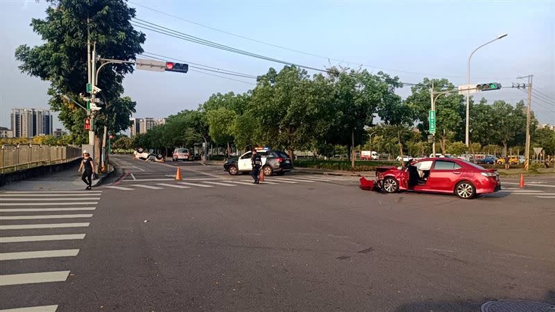 紅車發生碰撞後車頭嚴重受損。（圖／翻攝畫面）