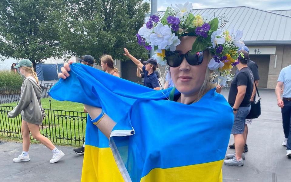 Fan draped in Ukraine flag kicked off court after Russian players complain - News_Scans 