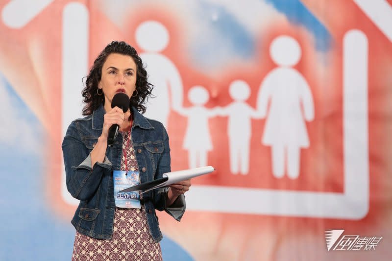 下一代幸福聯盟發起反同大遊行，美國兒童權益講員凱蒂.福斯特Katy Faust上台演講。（顏麟宇攝）