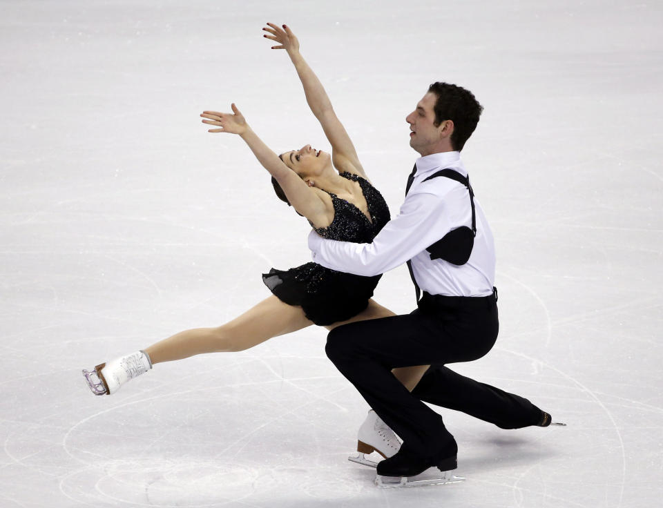 Marissa Castelli and Simon Shnapir compete during the pairs free skate at the U.S. Figure Skating Championships in Boston, Saturday, Jan. 11, 2014. (AP Photo/Elise Amendola)