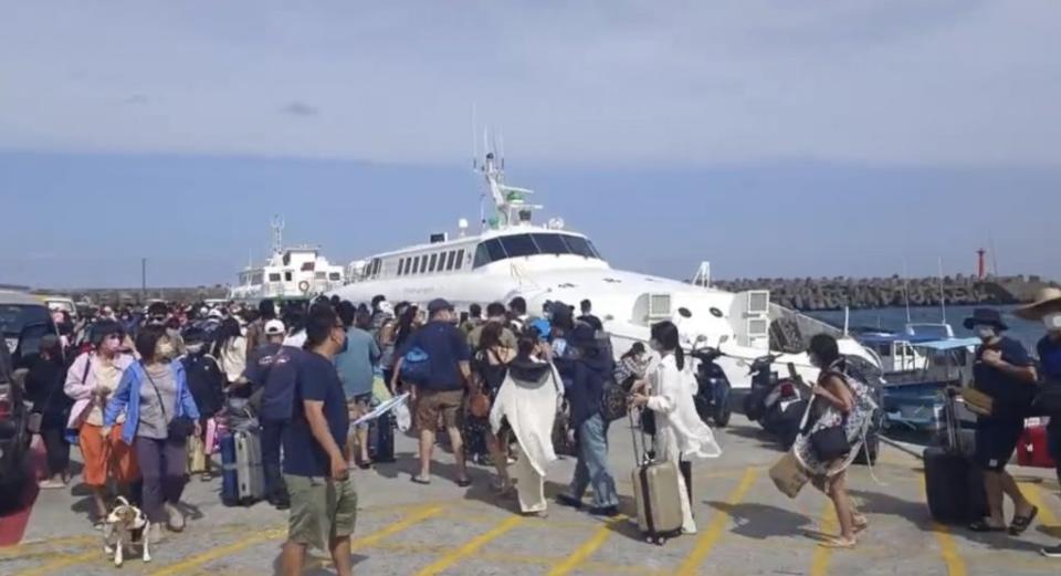 受颱風梅花外圍環流影響，台東往返蘭嶼海運航線十一日停航。蘭嶼十日上午出現排隊搭船人潮，提前返台。（阿樂本提供，中央社）