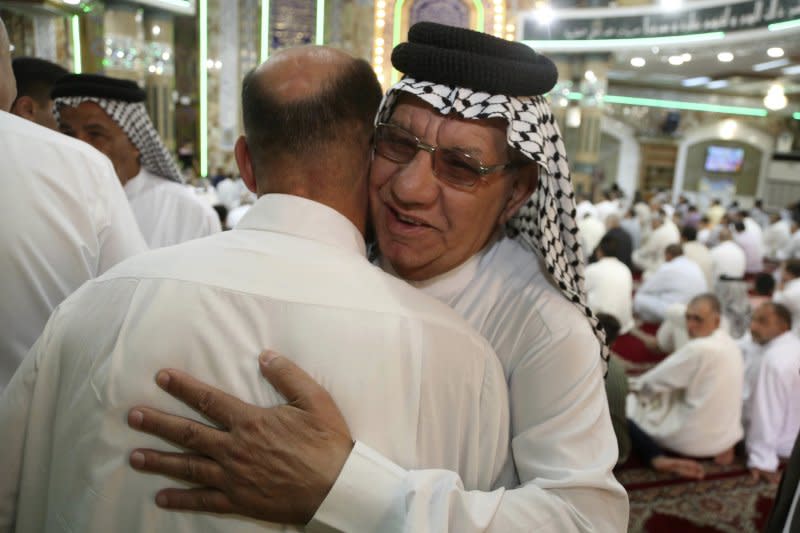 伊拉克的穆斯林在開齋節這天與朋友歡聚，互相問候（AP）