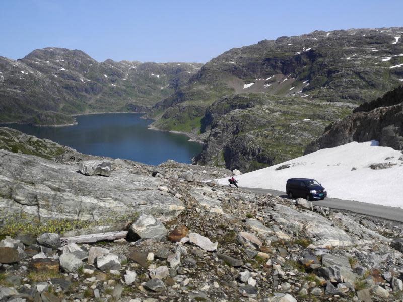 Spektakuläre Anfahrt: Durch eine Steinwüste mit einzelnen Schneefeldern erreicht man per Auto den Gletscher. Foto: Michael Zehender