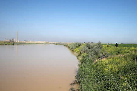 Displaced Iraqis from Mosul cross the Tigris by boat as flooding after days of rainfall has closed the city's bridges, at the village of Thibaniya, south of Mosul, Iraq April 16, 2017. REUTERS/Muhammad Hamed