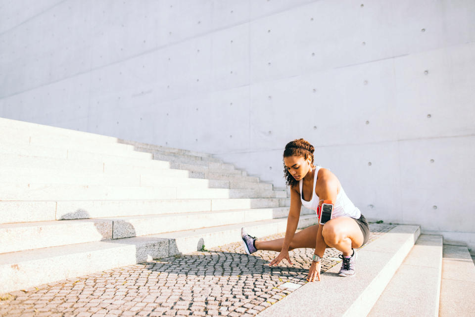 Das Dehnen und Stretchen der Muskeln vor und nach dem Training gehört auch bei sommerlicher Temperaturen dazu – sonst drohen Verletzungen.