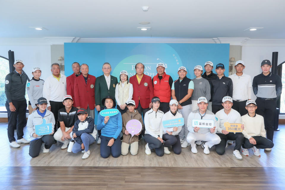 富邦金控副總經理林茂生（後排左7）、台灣高爾夫球俱樂部老淡水會長陳彥豪（後排左6）及富邦長春公開賽共同創辦人謝敏男（後排左5）與參加傳承營的老中青選手們合影留念。大會提供