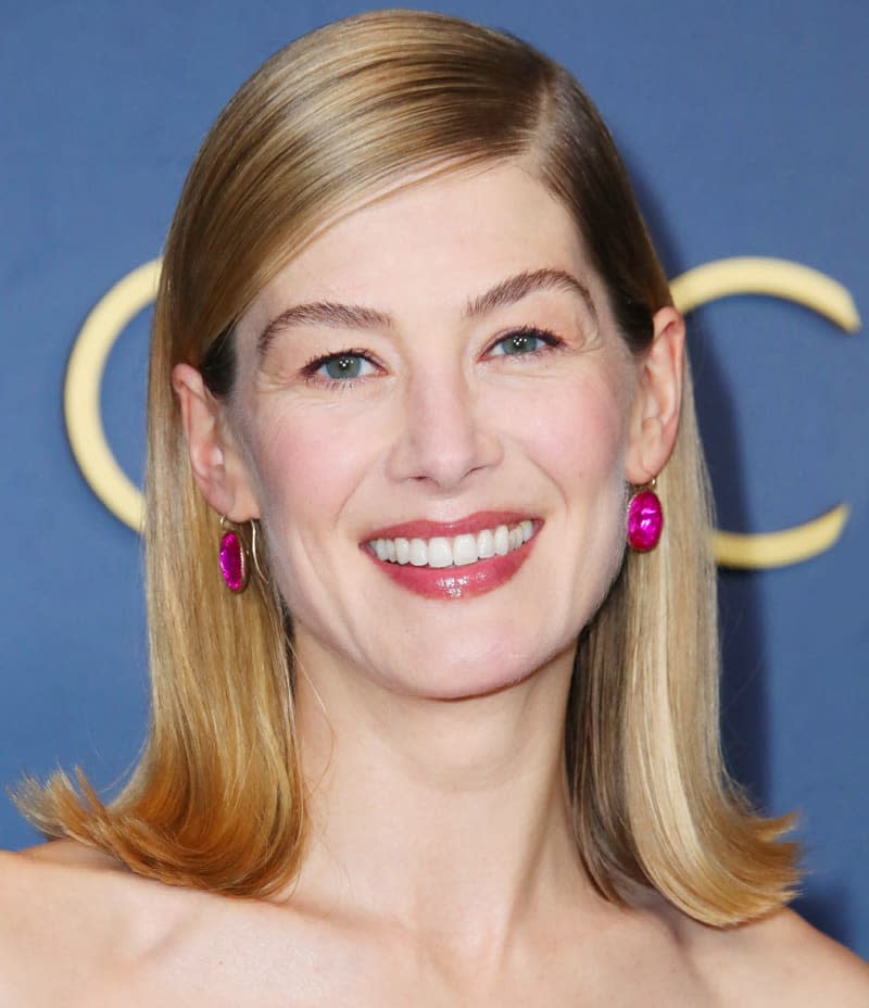 Rosamund Pike se quita la máscara tras su comentado look en los Globos de Oro