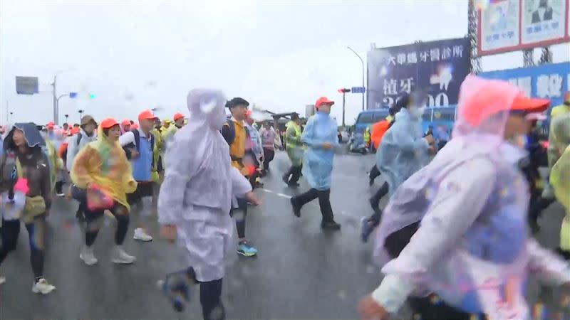 楊登嵙表示，神明在出巡前會先降下一場雨，將自家境內的塵埃用雨水洗淨。（圖／資料圖）