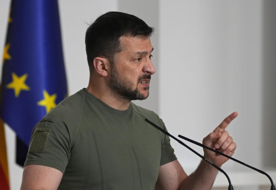 El presidente de Ucrania, Volodymyr Zelenskyy, habla durante una conferencia de prensa conjunta con el presidente del Gobierno español, Pedro Sánchez, en el Palacio de la Moncloa en Madrid, el lunes 27 de mayo de 2024. (AP Foto/Paul White)