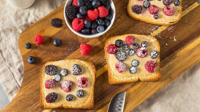 Yogurt toast with berries