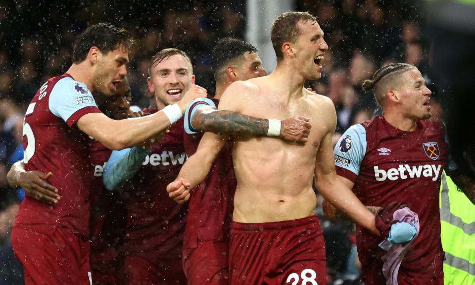 <span>A shirtless <a class="link " href="https://sports.yahoo.com/soccer/players/3862700/" data-i13n="sec:content-canvas;subsec:anchor_text;elm:context_link" data-ylk="slk:Tomas Soucek;sec:content-canvas;subsec:anchor_text;elm:context_link;itc:0">Tomas Soucek</a> celebrates after giving <a class="link " href="https://sports.yahoo.com/soccer/teams/west-ham-united/" data-i13n="sec:content-canvas;subsec:anchor_text;elm:context_link" data-ylk="slk:West Ham;sec:content-canvas;subsec:anchor_text;elm:context_link;itc:0">West Ham</a> the lead in stoppage time.</span><span>Photograph: Carl Recine/Reuters</span>