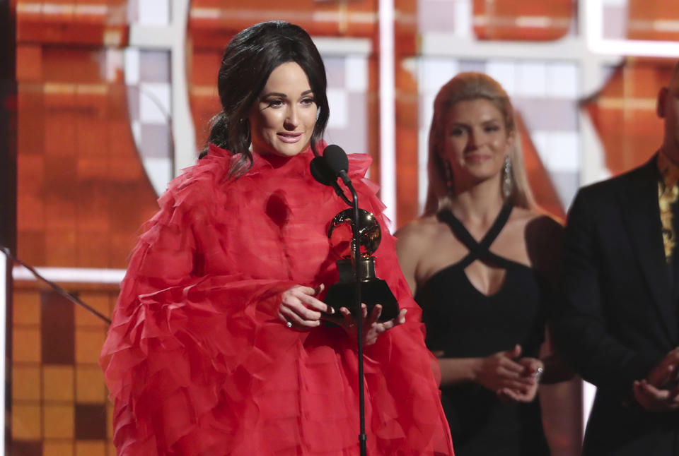 Kacey Musgraves recibe el Grammy al mejor álbum de música country por "Golden Hour" el domingo 10 de febrero del 2019 en Los Angeles. (Foto por Matt Sayles/Invision/AP)