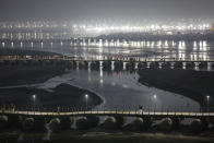 Peregrinos hindúes cruzan un puente en la confluencia de los ríos Ganges, Yamuna y el mítico Saraswati durante el festival de Magh Mela el 30 de enero del 2020 en Prayagraj, al norte de la India. (AP Photo/Altaf Qadri)