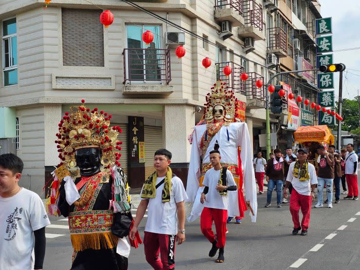 旗山天后宮四年一度遶境前夕，旗山城隍廟進行巡掃活動除穢祈福。（記者湯茗富攝）