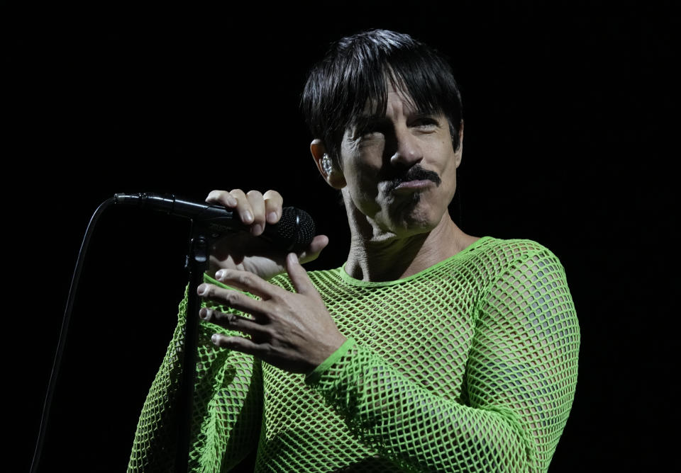Anthony Kiedis, vocalista de Red Hot Chili Peppers durante su presentación en el festival Vive Latino en la Ciudad de México el domingo 19 de marzo de 2023. (Foto AP/Fernando Llano)