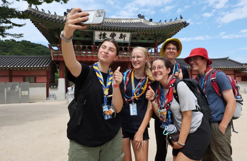 The South Korean government has organized a variety of cultural outings for the displaced scouts, including a tour of Hwaseong Fortress. Photo by Yonhap