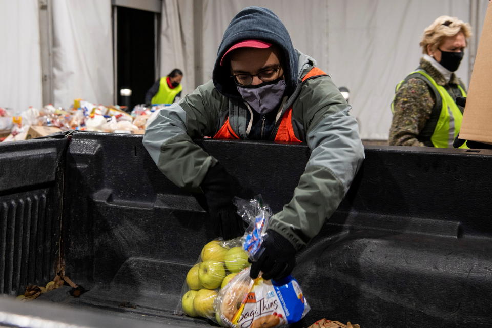 People receive donations at a food pantry in Columbus, Ohio, U.S. December 6, 2021.  REUTERS/Gaelen Morse