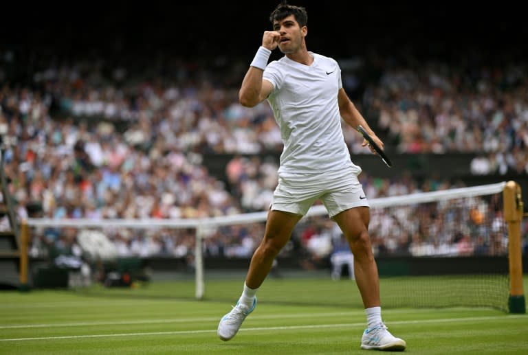 Carlos Alcaraz vainqueur de l'Estonien Mark Lajal à Wimbledon, le 1er juillet 2024 (Glyn KIRK)