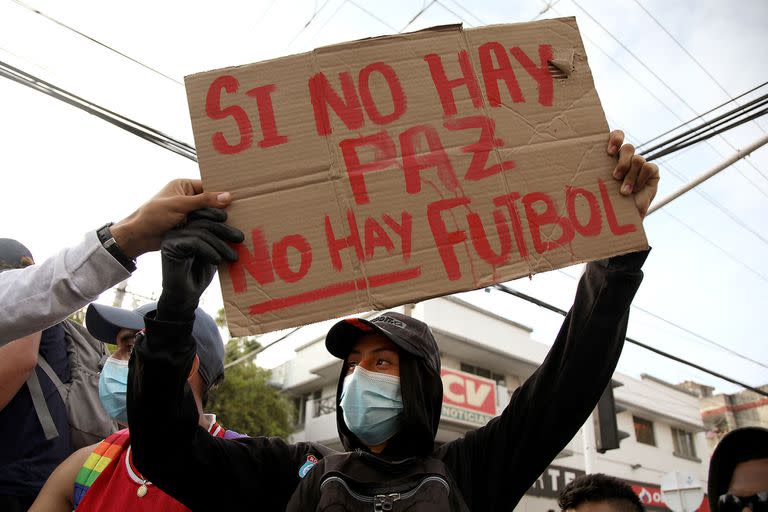 En las afueras del estadio Romelio Martínez, en Barranquilla, donde el miércoles por la noche había jugado River bajo un clima de tensión, el jueves por la tarde se repitieron los disturbios y las protestas antes del partido entre América de Cali y Mineiro, por la Copa Libertadores