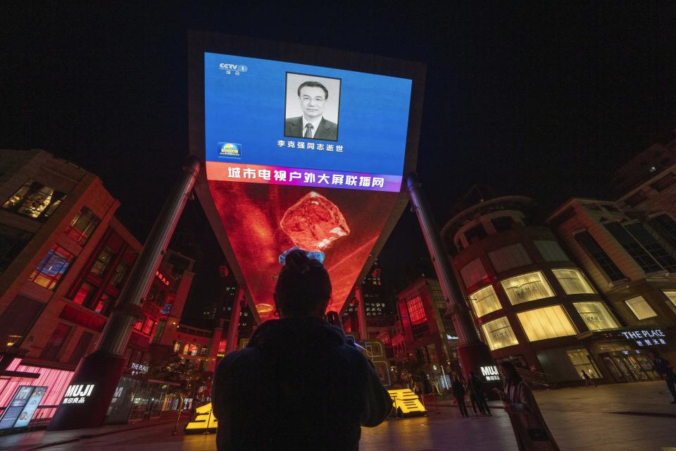 FILE - The evening news broadcast shows an obituary photo of the former Premier Li Keqiang on a giant LED screen in Beijing on Oct. 27, 2023. (AP Photo/Ng Han Guan, File)