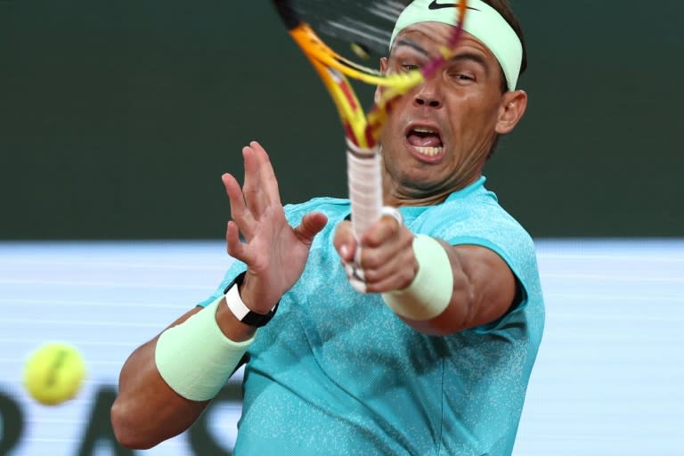 El tenista español Rafael Nadal juega contra el alemán Alexander Zverev en la primera ronda del torneo de Roland Garros, en París, el 27 de mayo de 2024 (Emmanuel Dunand)