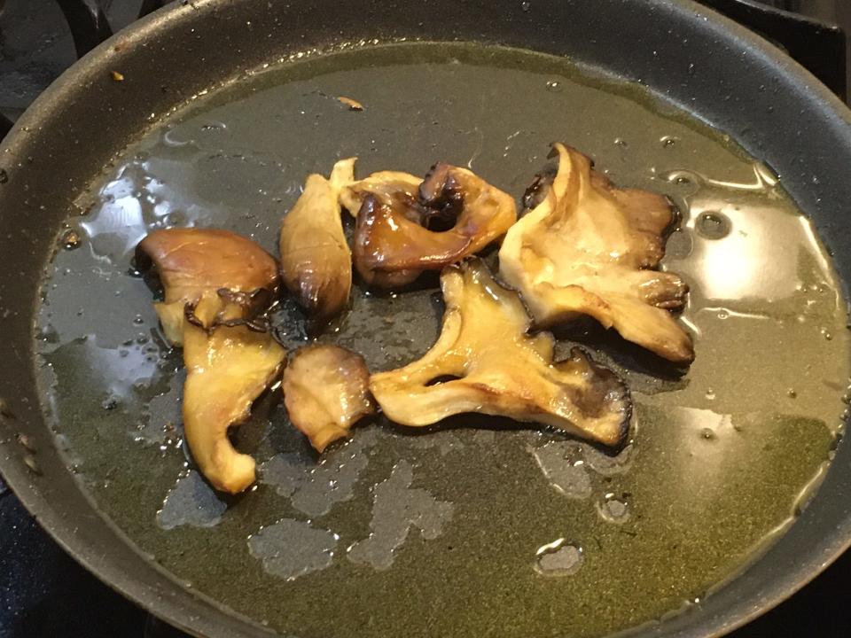 Hen-of-the-woods in a frying pan.