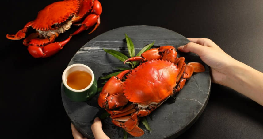 煙波集團精搜美味蟹種推出結合住宿的「金蟹吮指宴」活動，並以「薑醋大沙公」做為共同菜色。（圖／煙波集團提供）