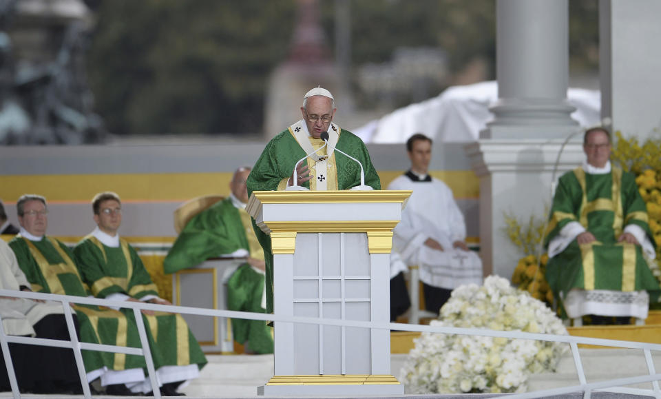 PHILADELPHIA, PA - SEPTEMBER 27: Pope Francis delivers the homily as he celebrates mass at the World Meeting of Families at Benjamin Franklin Parkway on September 27, 2015 in Philadelphia, Pennsylvania.&nbsp;