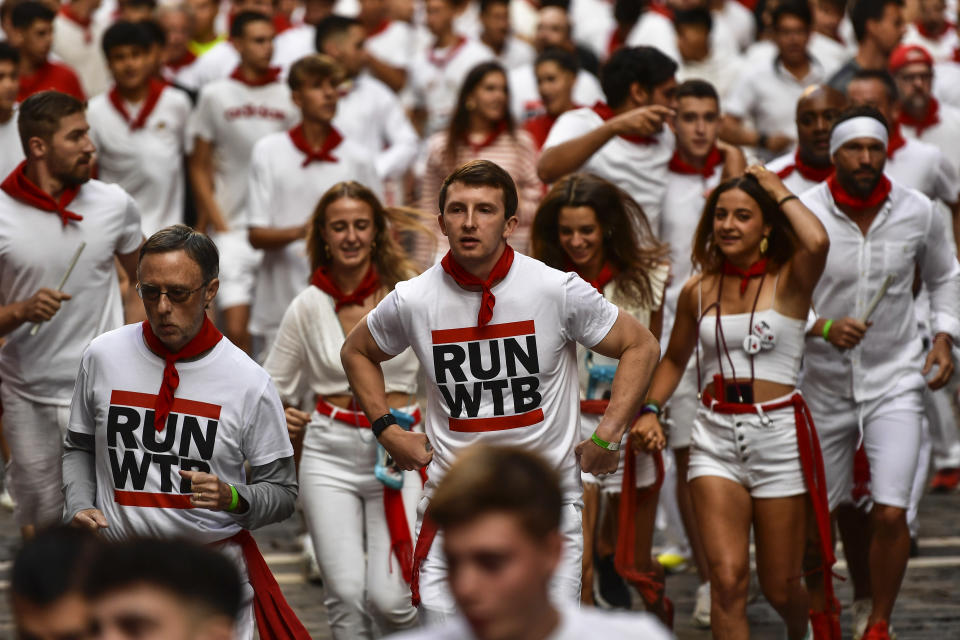 Los corredores se congregan antes del inicio del último encierro de los sanfermines, en Pamplona, en el norte de España, el 14 de julio de 2022. (AP Foto/Álvaro Barrientos)