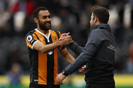 Britain Soccer Football - Hull City v Watford - Premier League - The Kingston Communications Stadium - 22/4/17 Hull City manager Marco Silva shakes hands with Ahmed Elmohamady at the end of the match Action Images via Reuters / Jason Cairnduff Livepic