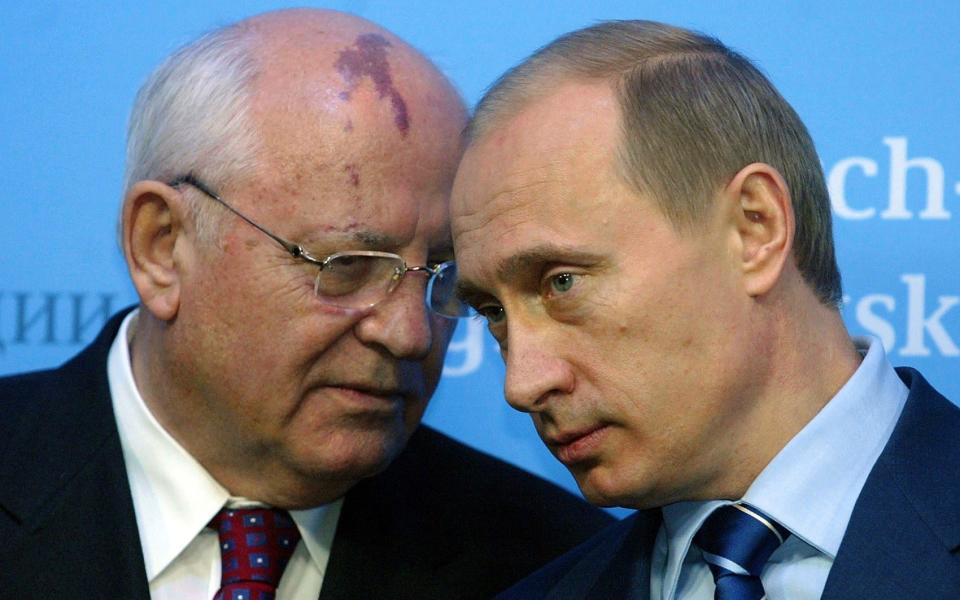 Vladimir Putin talks to Mikhail Gorbachev in 2004 - JOCHEN LUEBKE 