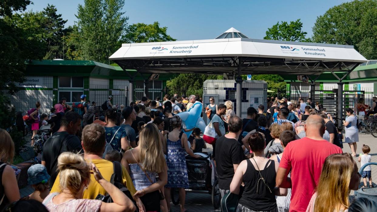 Dicht an dicht stehen Menschen an der Kasse eines Freibades in Berlin. Immer wieder kommt es zu Auseinandersetzungen in öffentlichen Schwimmbädern. Foto: Paul Zinken