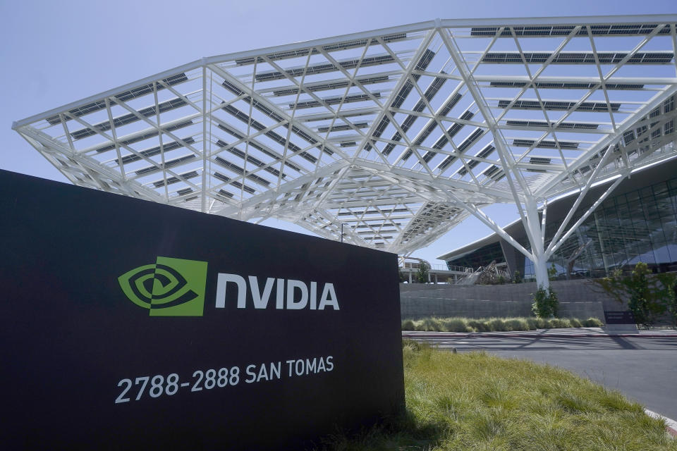 有知情人士指出，輝達（Nvidia）專為中國市場設計的最先進AI晶片需求疲軟，迫使輝達把價格壓得比中國科技巨擘華為的晶片低。（美聯社資料照）