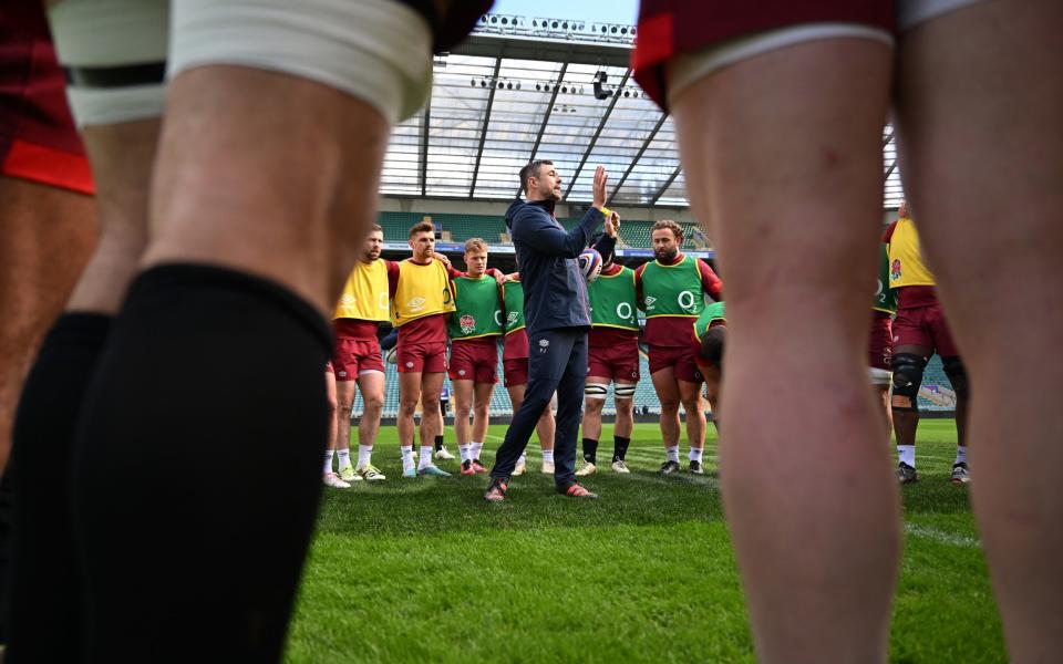 Ο Φέλιξ Τζόουνς προπονεί τους παίκτες της Αγγλίας σε μια ανοιχτή συνεδρία στο Twickenham
