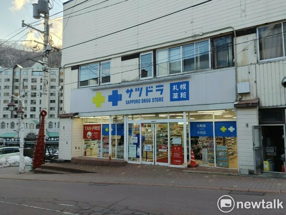 不少人到日本旅遊都會買日本藥妝，很多人也都傳說日本合利他命比台灣的好。(日本藥妝店示意圖)   圖：林冠妤／攝